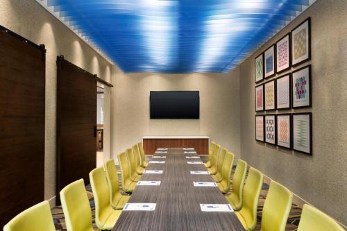 Holiday Inn Express & Suites - Aurora by IHG