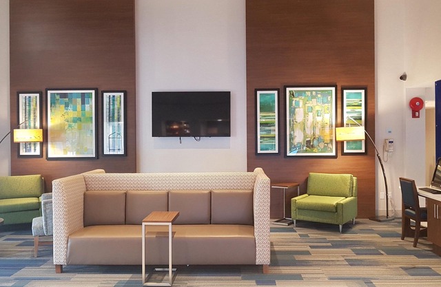 Holiday Inn Express & Suites Surrey by IHG