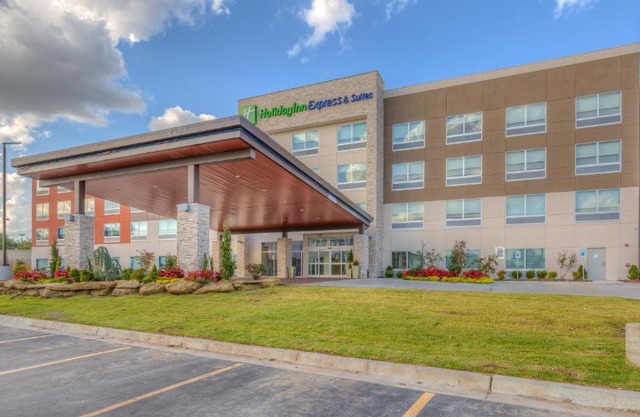 Holiday Inn Express & Suites Tulsa Midtown by IHG