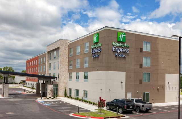Holiday Inn Express & Suites Tulsa South - Woodland Hills by IHG