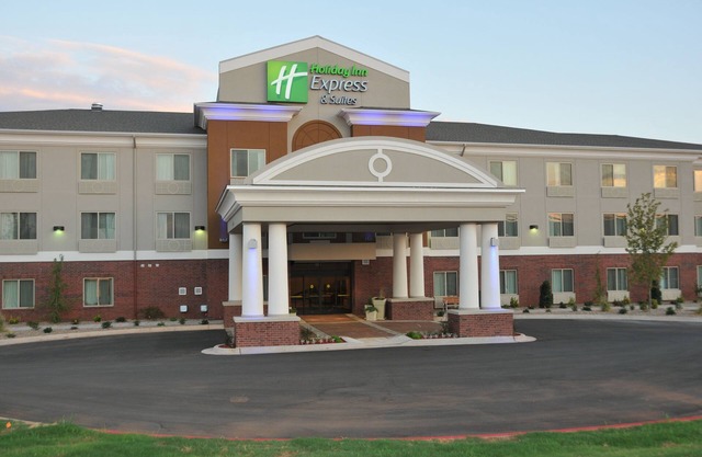 Holiday Inn Express & Suites Clinton by IHG