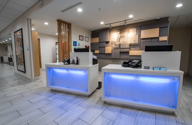 Holiday Inn Express & Suites Lake Charles South Casino Area by IHG