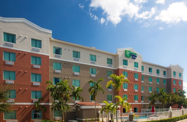 Holiday Inn Express & Suites Pembroke Pines-Sheridan St by IHG