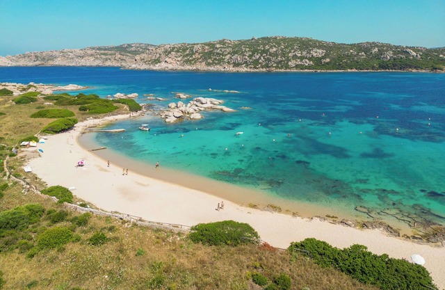 Apartamento vacacional 'Rosa' cerca de la playa con vistas al mar, terraza privada y Wi-Fi