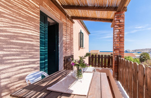 Apartamento 'Elisa Vista Mare' cerca de la playa con vistas al mar, terraza privada y Wi-Fi