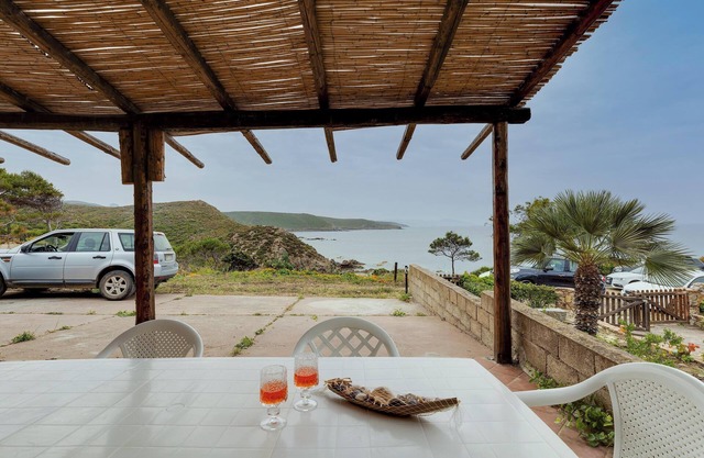 Apartamento vacacional "La Vista di Mondo" en la playa con vistas al mar, terraza y jardín