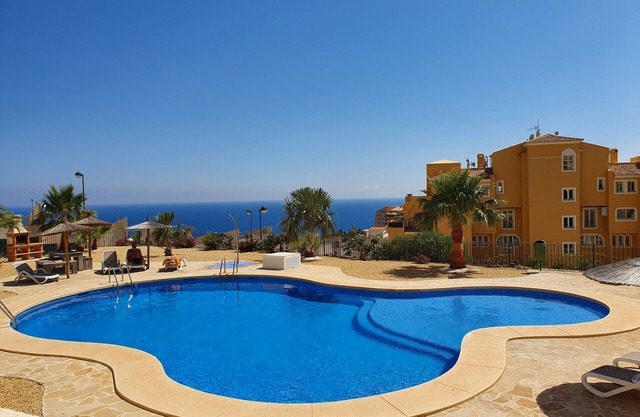Apartamento de vacaciones en Jazmines con piscina y vistas al mar.