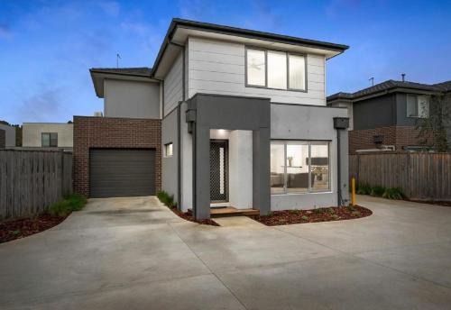 Holiday on Dromana by Ready Set Stay - 150m from the beach