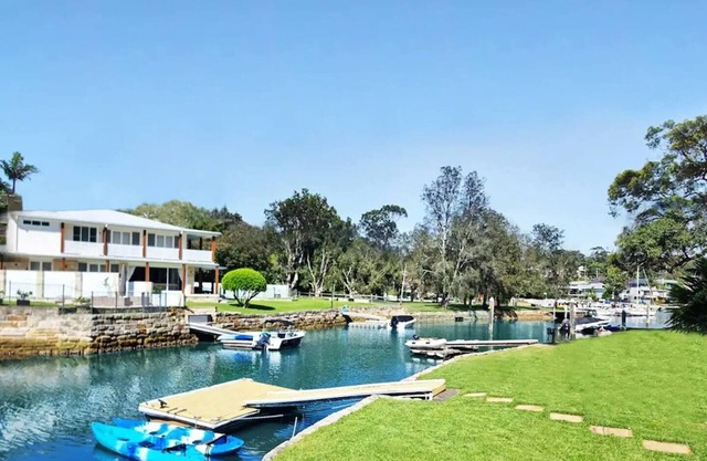 Holiday on the Waterfront in Pittwater -Beach, Swim, Kayak, Boat, Fish and More!