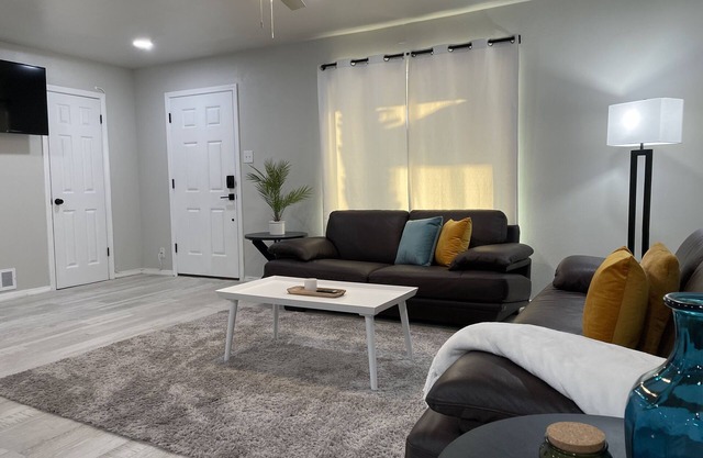 Holiday Ready Cozy Home 3BR/2BA near shopping hospitals and more