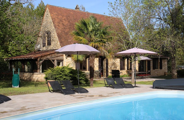 HOLIDAY RENTAL WITH PRIVATE HEATED POOL FOR VACATION IN DORDOGNE
