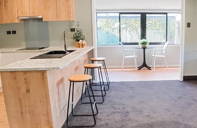 Holiday retreat in the heart of old Cromwell!