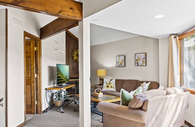 Holiday Shores 09 - Beautiful Villa with Resort Amenities!