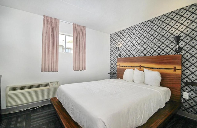 Holiday Shores Queen Bed, 1 Room Suite - 212