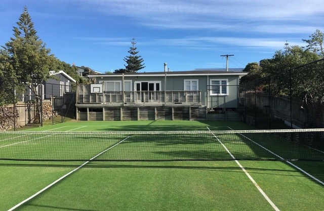 Bach clásico junto al mar de los años 50 con cancha de tenis