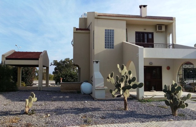 Villa de vacaciones en alquiler en el norte de Chipre, gran piscina comunitaria, mar y arena.