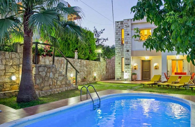 Villa de vacaciones en alquiler Chania con piscina privada, hermosa vista, gran jardín y cerca de la playa