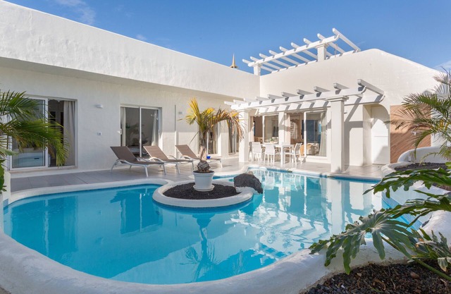 Villa vacacional 'Ole Bahiazul - Piscina privada' con vistas al mar, Wi-Fi y aire acondicionado