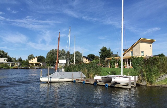 Villa de vacaciones en el agua de los lagos de Frisia