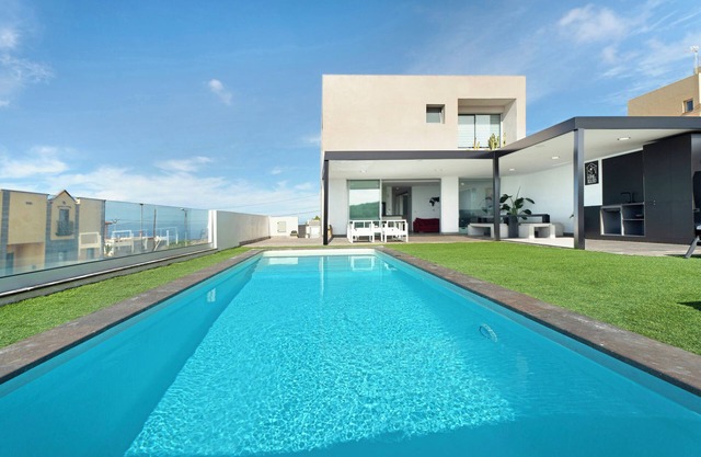Villa de vacaciones 'Tulio Homme 2' con vistas al mar, piscina privada y Wi-Fi