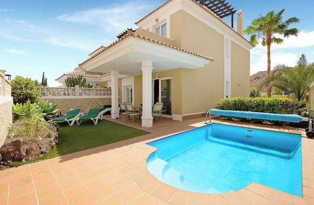 Villa de vacaciones 'Villa Solymar' con vistas al mar, piscina privada y Wi-Fi