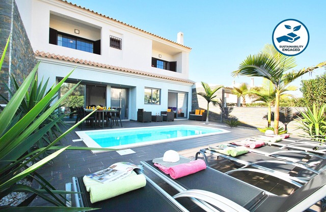 CONTEMPORARY VILLA W/ PRIVATE HEATABLE POOL, BBQ AND WI-FI, 15 MIN FROM CITY CENTER