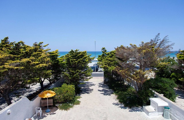 Holiday villa with large courtyard in front of the beach 3 bedrooms m730