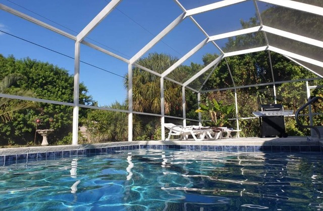 Villa de vacaciones con una gran piscina privada climatizada y terraza.