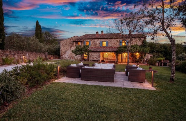 Holiday Villa with panoramic pool in the hills of Tuscany.
