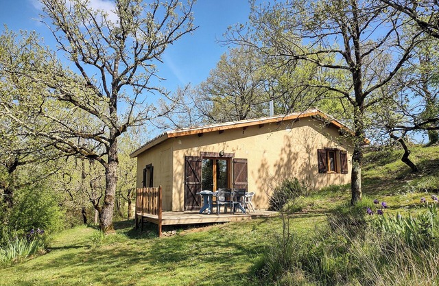 Vacation home with swimming pool, quiet location