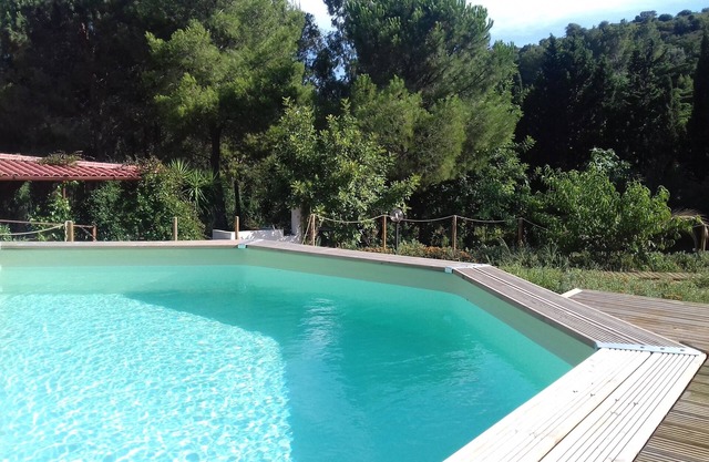 Alquiler de casa con gran jardín y piscina en medio de la naturaleza, a 4 km de la playa