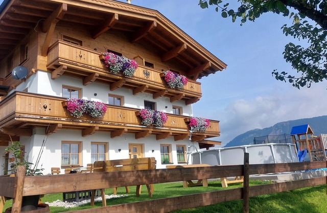 Vacaciones en la granja de huevos recientemente construida y familiar