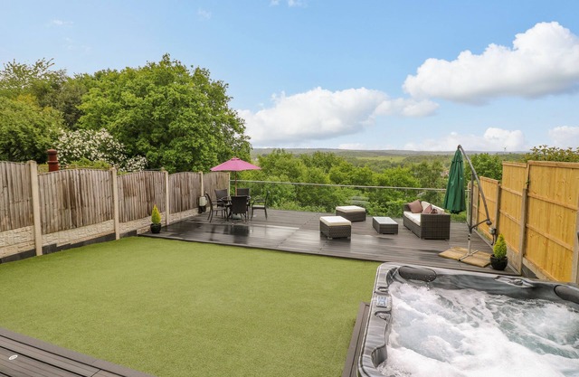 HOLLINWELL VIEW, family friendly, with hot tub in Kirkby-In-Ashfield