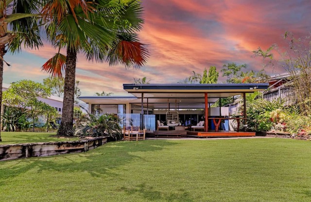 Holloways Beach Retreat: Private Pool & Oceanfront
