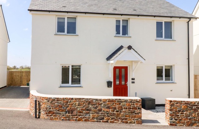 HOLLY BUSH, pet friendly, with open fire in Okehampton