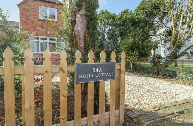 HOLLY COTTAGE, family friendly, with a garden in Stratford-Upon-Avon
