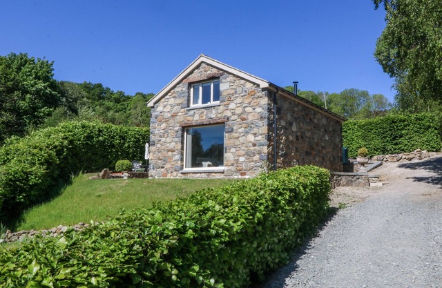 HOLLY COTTAGE, romantic, with a garden in Conwy
