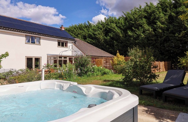 HOLLY FARM AND ANNEXE, pet friendly, with hot tub in Brantham