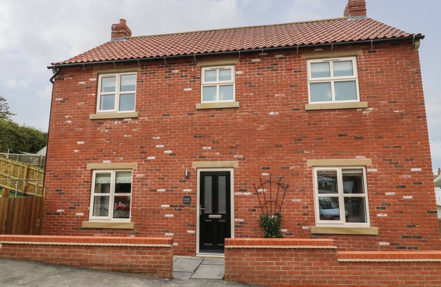 HOLLY FARM COTTAGE, family friendly in Buckton And Bempton