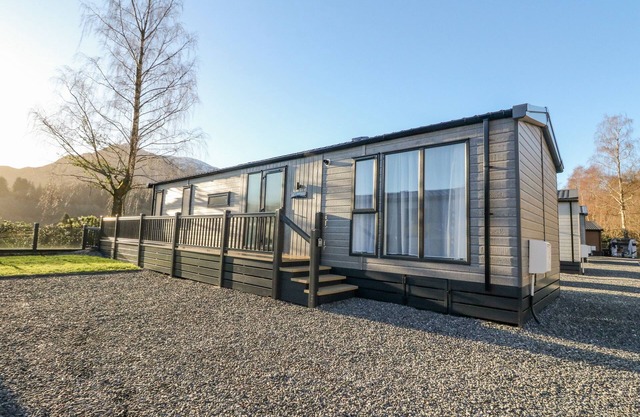 HOLLYBIRCH, pet friendly, character holiday cottage in St Fillans