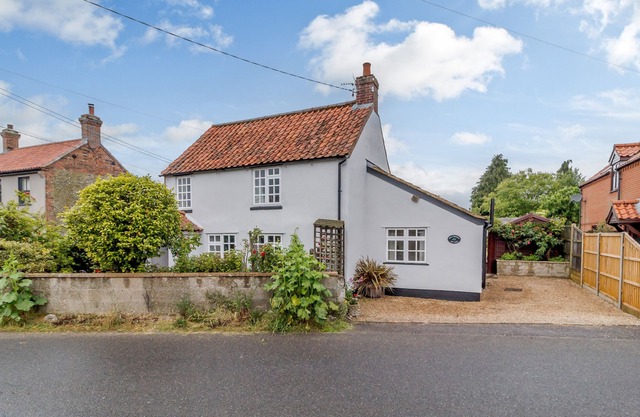 Hollyhedge Cottage, BRISTON