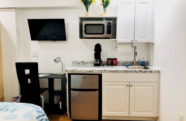 Hollywood Florida cozy studio Room: beach, shopping & more at your fingertips.