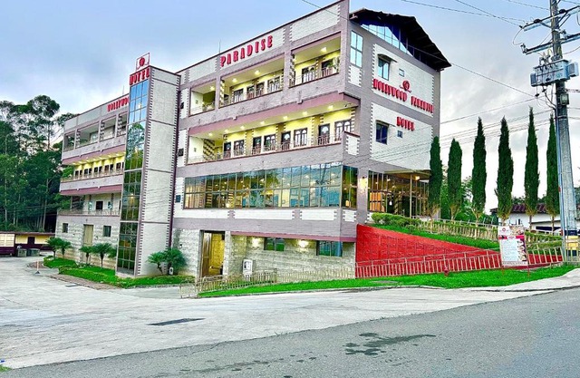 Hollywood Paradise Hotel