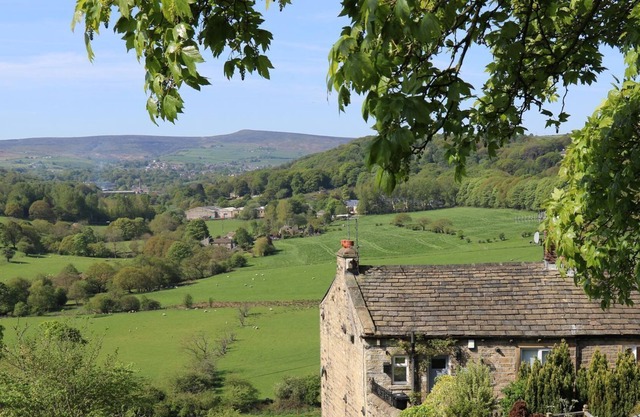 HOLMDALE COTTAGE, family friendly in Netherton, Yorkshire