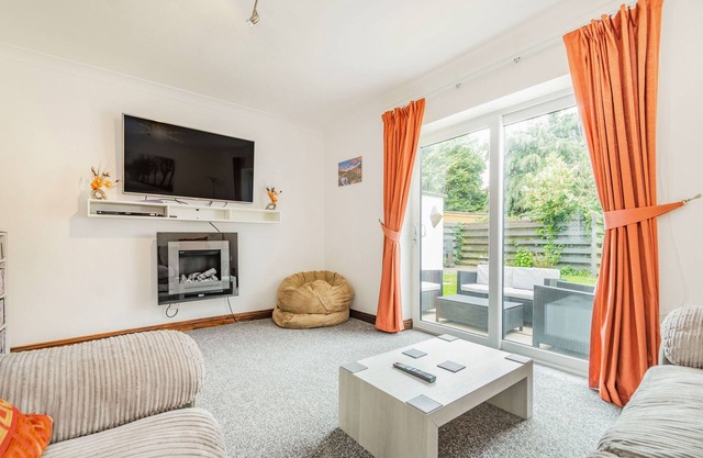 HOLMEFIELD HOUSE, pet friendly, with a garden in Ripon