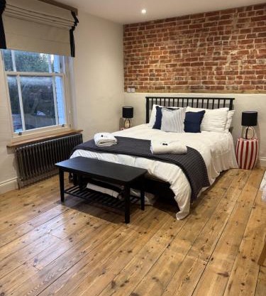 Holt GRDN House A beautiful 1 bedroom house with freestanding bathtub and log burners