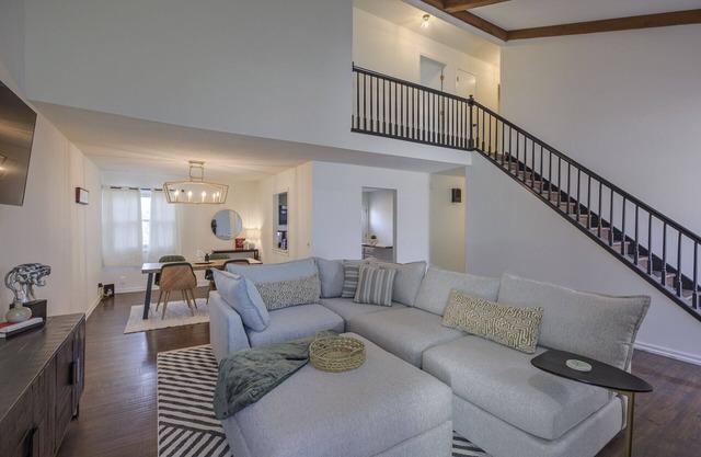 HOMaha@Walnut Grove-full home w/ playroom!