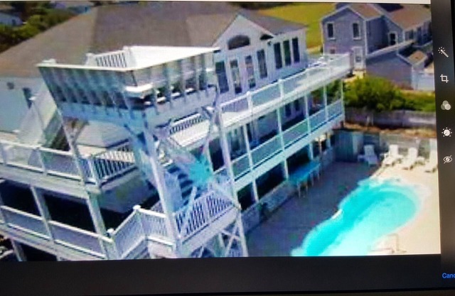 Casa de 5 dormitorios con gran piscina, zona de ocio al aire libre, sala de juegos y sala de prensa