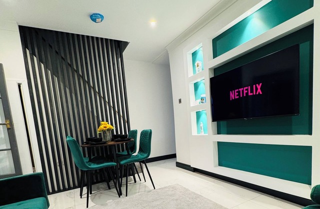 HOME AWAY 4BR LUXURY HOUSE FAMILY FRUENDLY AND PET FRIENDLY CITY CENTRE