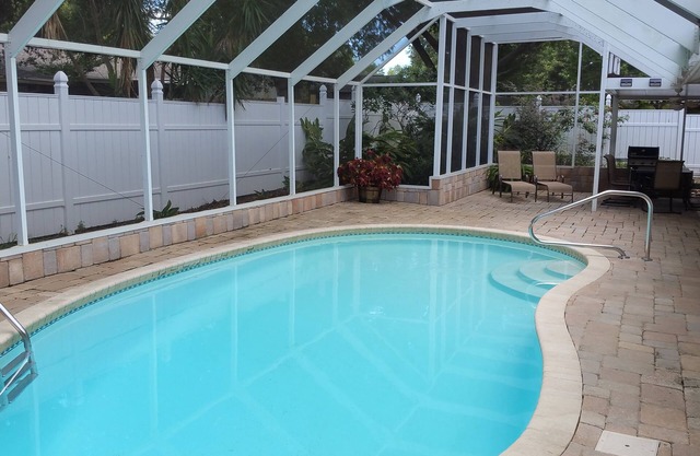 ¿Hogar lejos del hogar? Paraíso en el sol? ¿Por qué no llamarlo a los dos! Piscina temperada !